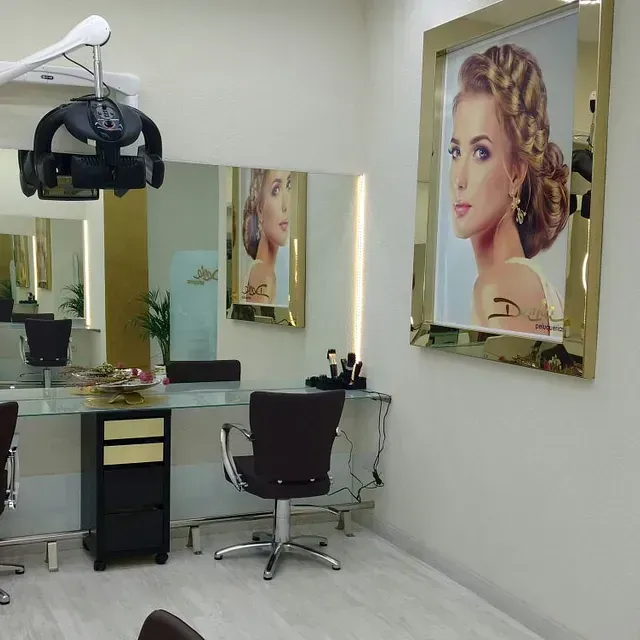 Un salón con una foto de una mujer en la pared.