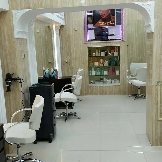 Una peluquería con una foto de un hombre en la pared.