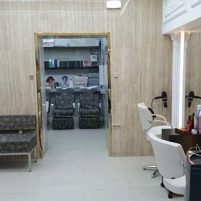 Un salón con un sofá, sillas y un lavabo.