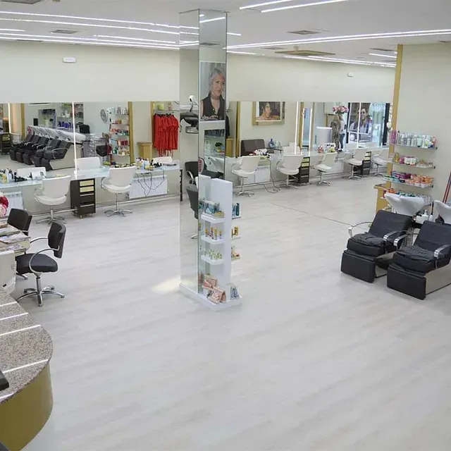 Un gran salón con muchas sillas y espejos.