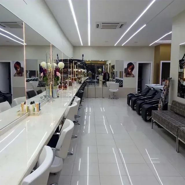 Un salón con muchas sillas y espejos.