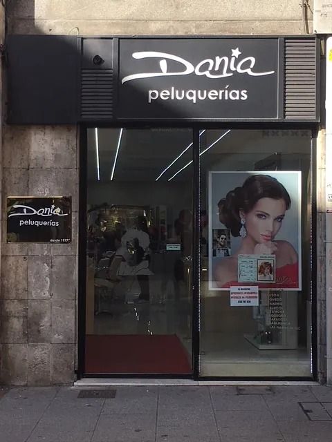 El frente de una peluquería llamada Dania Peluquería.