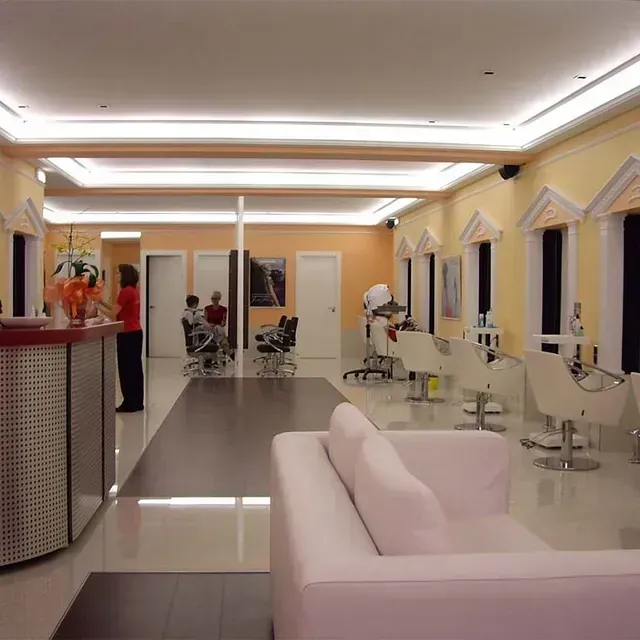 Una mujer se está peinando en un salón