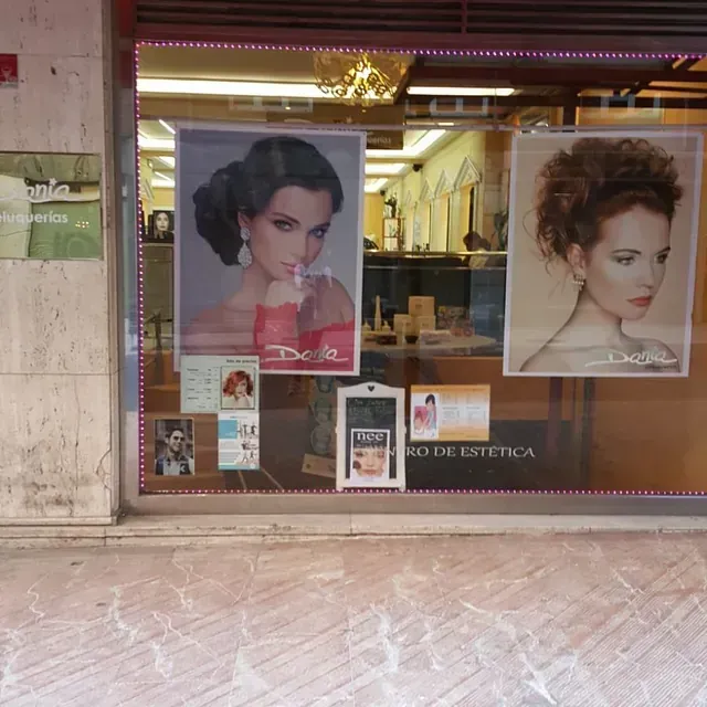 Un escaparate con un cartel que dice Río de Estética.