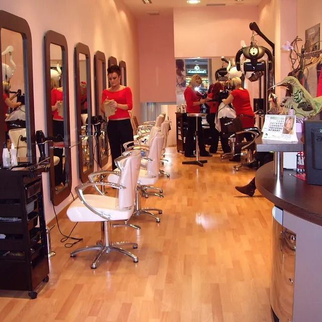 Una mujer se está peinando en un salón