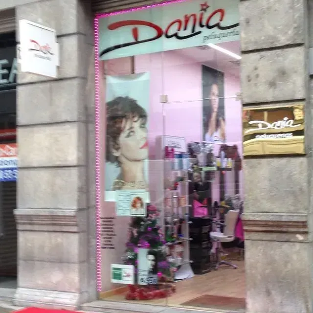 Un escaparate con un cartel que dice 