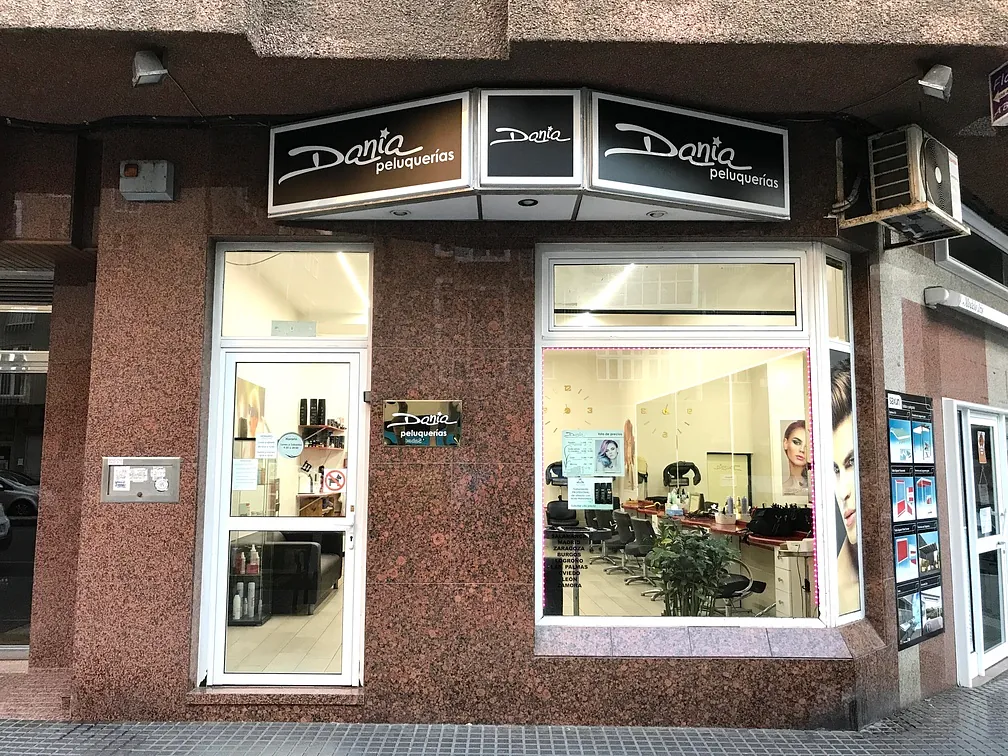 Una peluquería está situada en el lateral de un edificio.