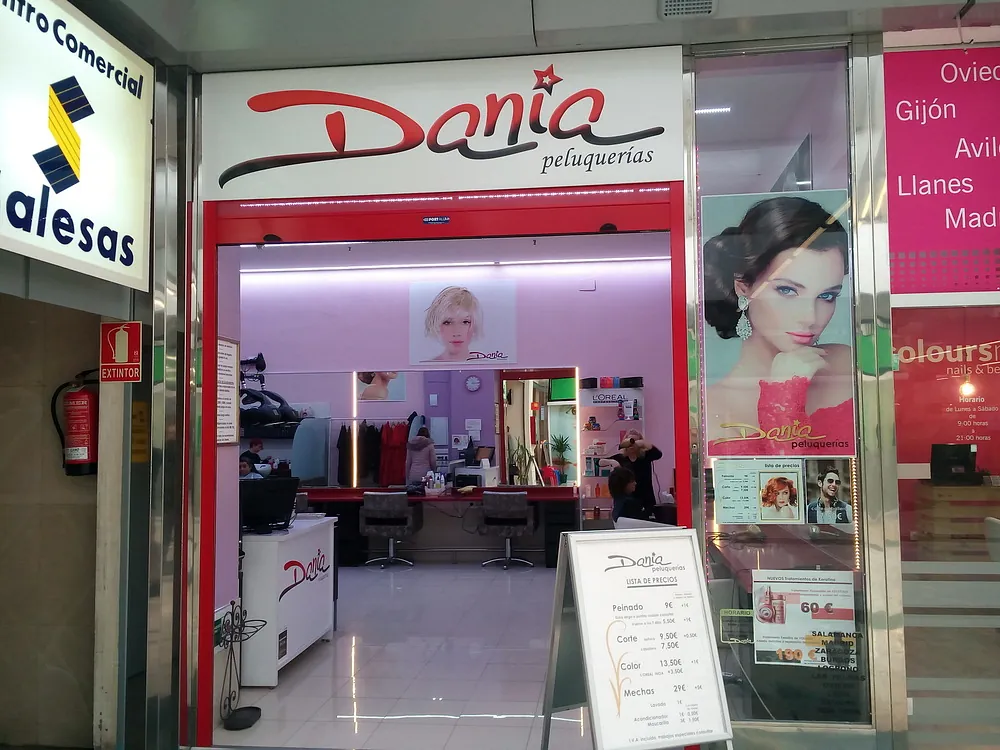 Una peluquería con un cartel que dice 'dania'