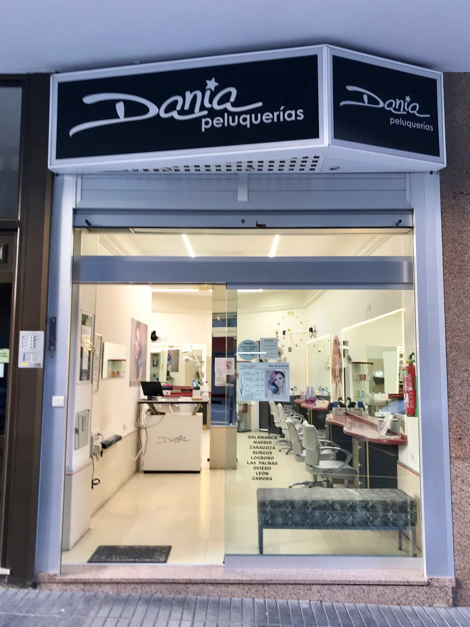 Una peluquería con un cartel que dice 'dania peluqueria