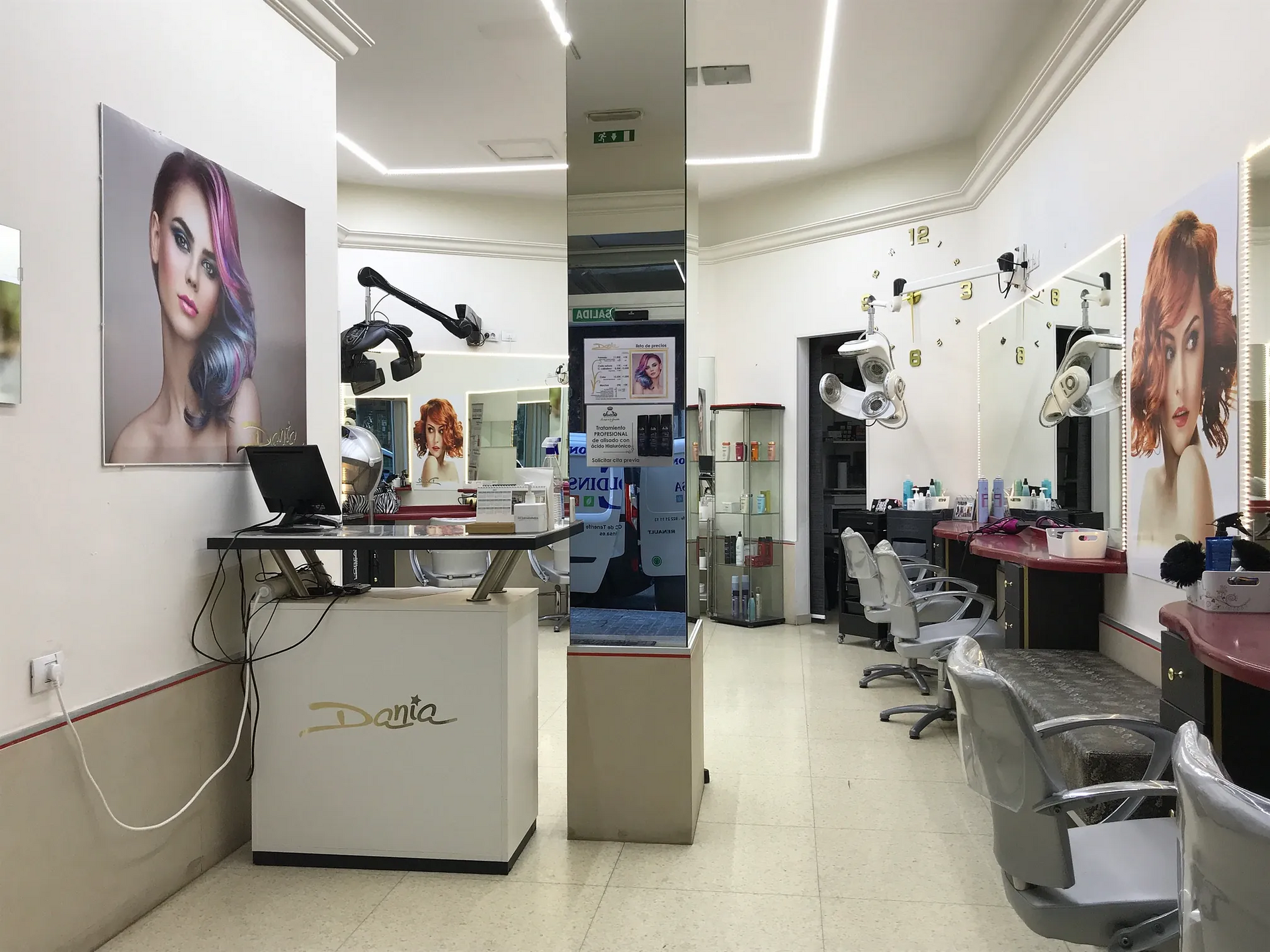Una peluquería con una foto de mujer en la pared.