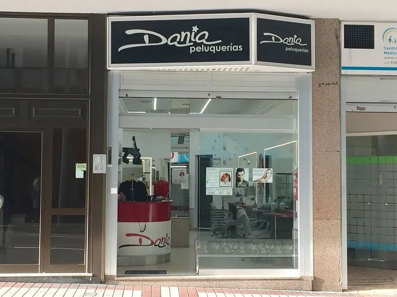 El exterior de una peluquería llamada Dante.