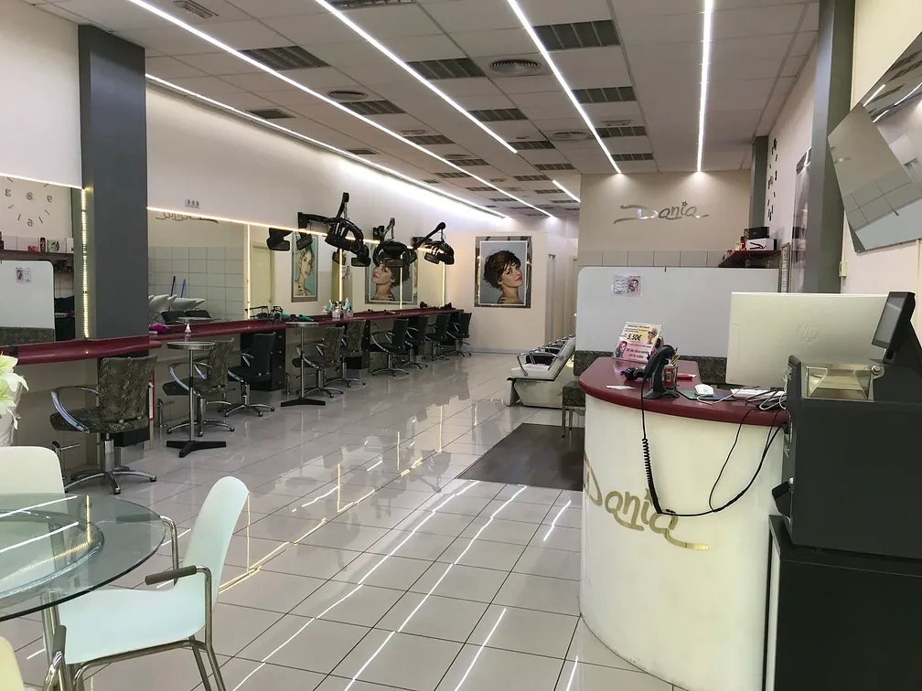 Un gran salón con un mostrador que dice 'boutique'.