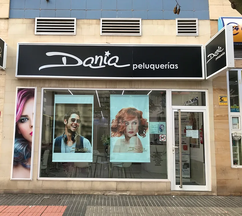 El frente de una peluquería llamada Dania Peluquería.