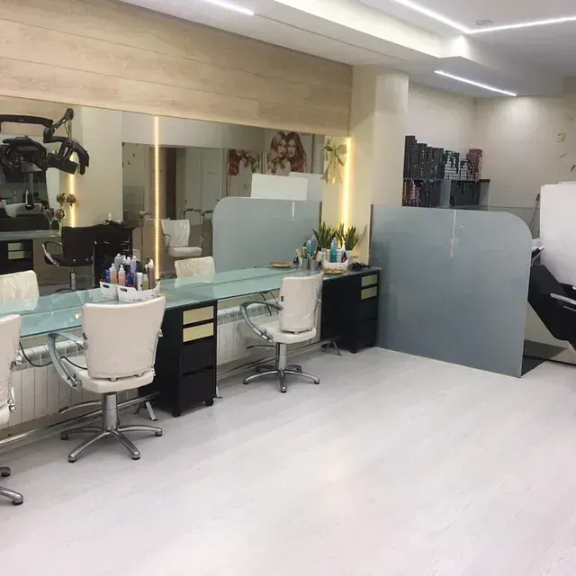 Un salón con muchas sillas y un espejo grande.