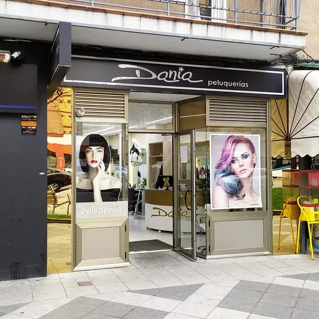 El frente de una peluquería llamada Dania