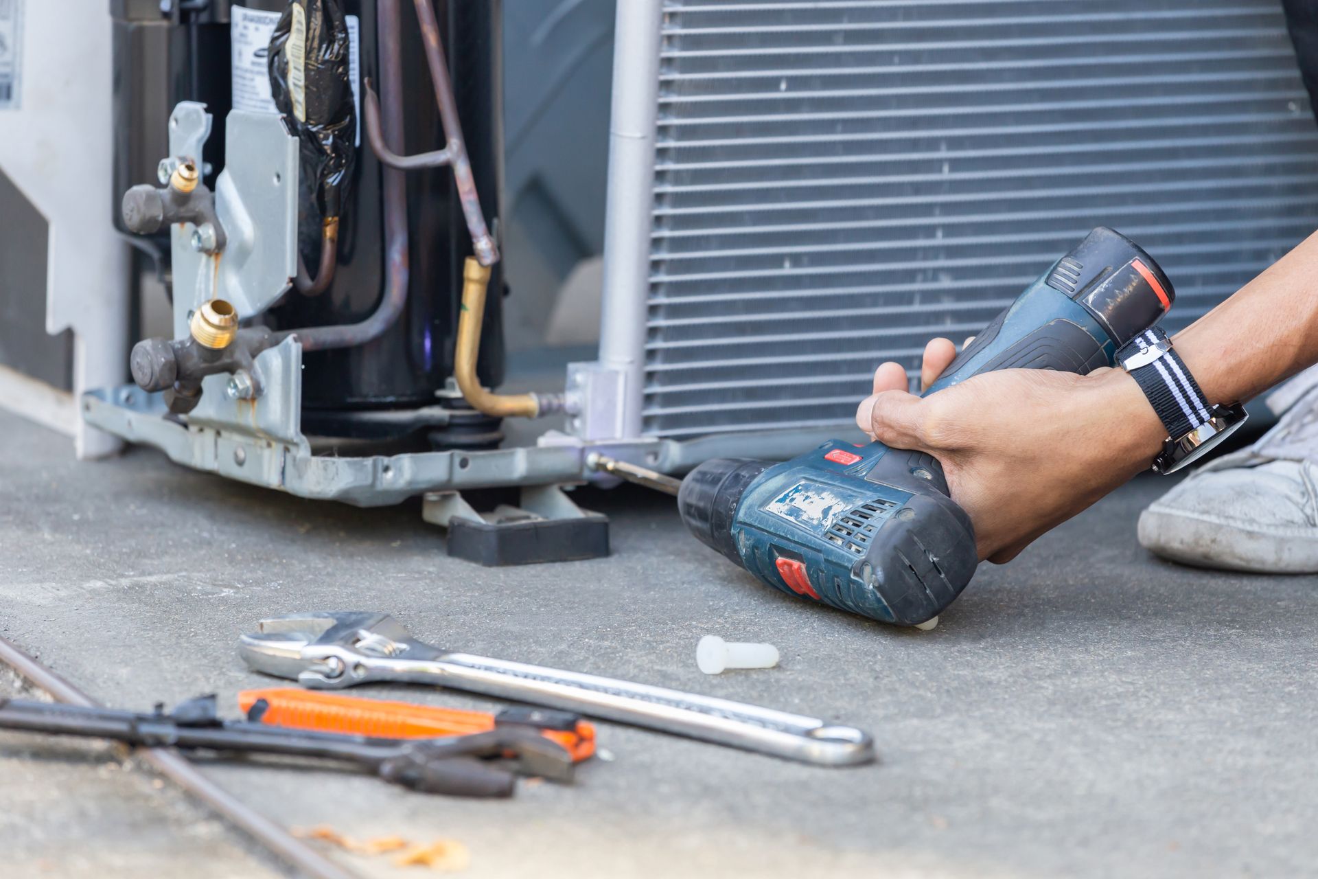 Technicien travaillant sur une PAC