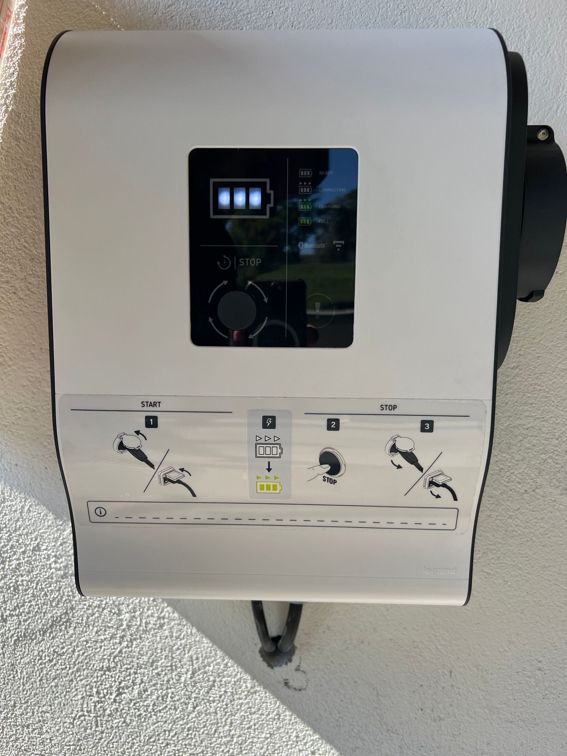 Borne de recharge électrique avec un petit écran et un panneau de commande