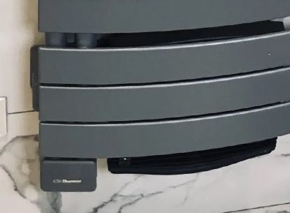 Détail d'un radiateur sèche-serviettes électrique gris sombre