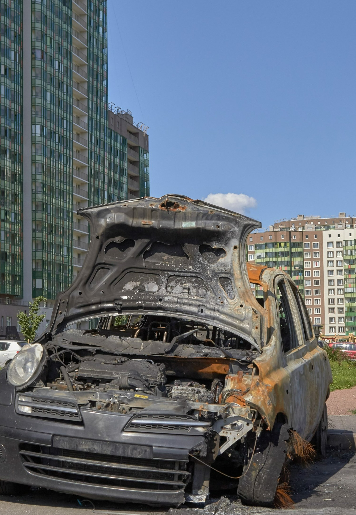 Carcasse de voiture brûlée