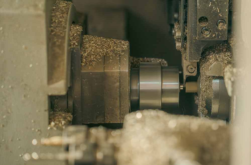 Eine Nahaufnahme einer Maschine, die ein Stück Metall schneidet.