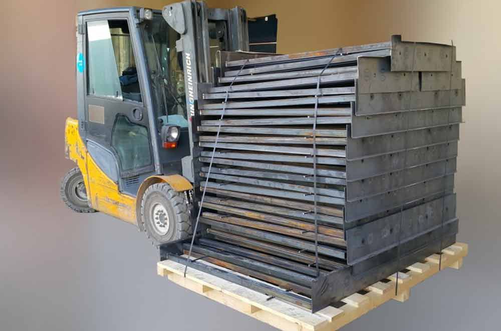 Ein Gabelstapler transportiert einen großen Stapel Holz auf einer Holzpalette.