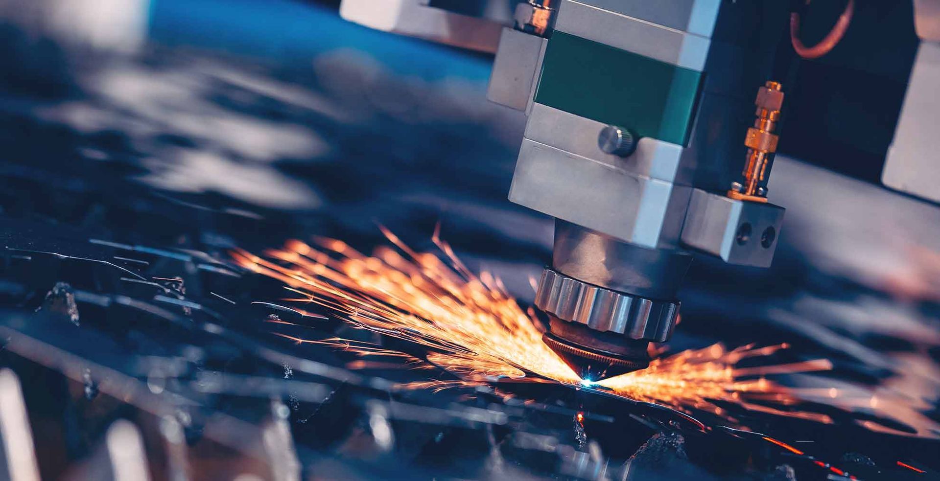 Ein Roboter schweißt ein Stück Metall auf einem Tisch.