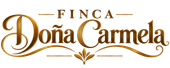 Logotipo de Finca Doña Carmela en letras serif doradas con adornos decorativos sobre fondo blanco