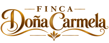 Logotipo de Finca Doña Carmela en letras serif doradas con adornos decorativos sobre fondo blanco
