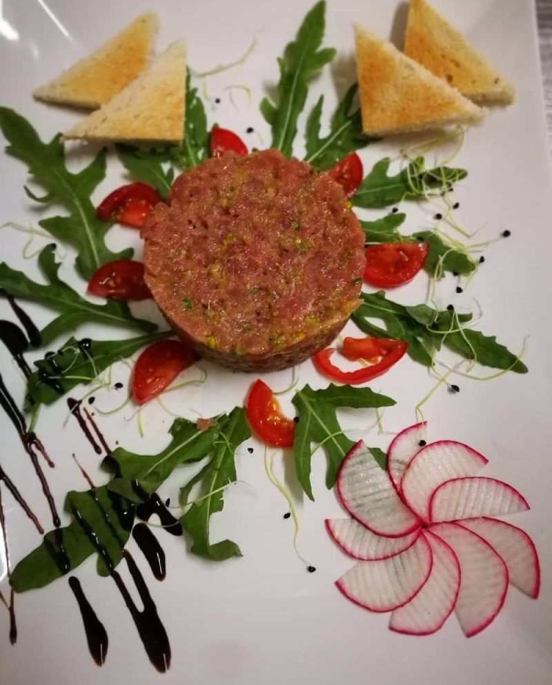 Specialità ticinesi come la tartare - Ristorante degli Amici