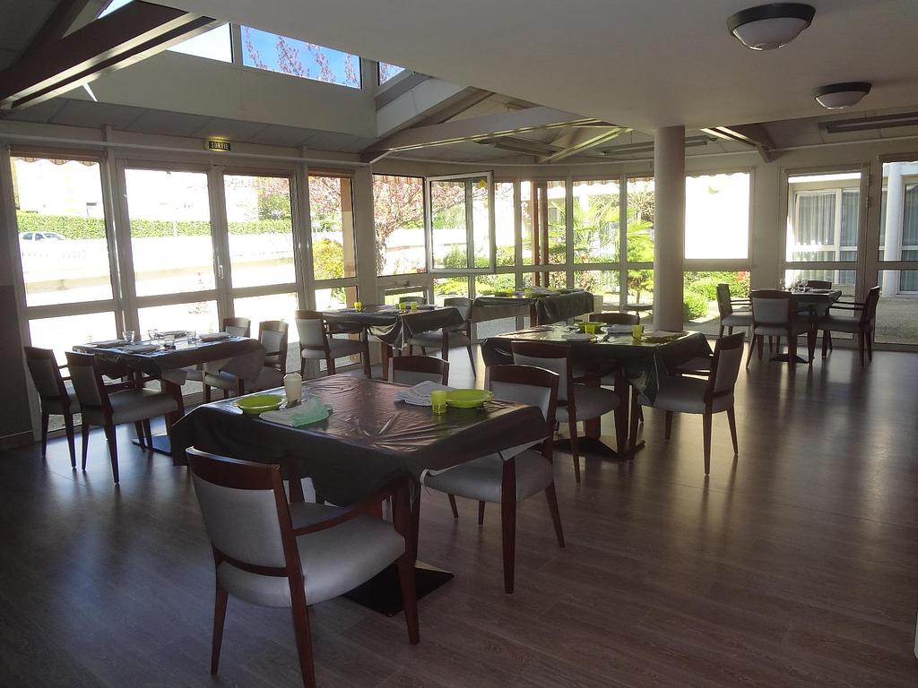 Salle de restauration de la maison de retraite