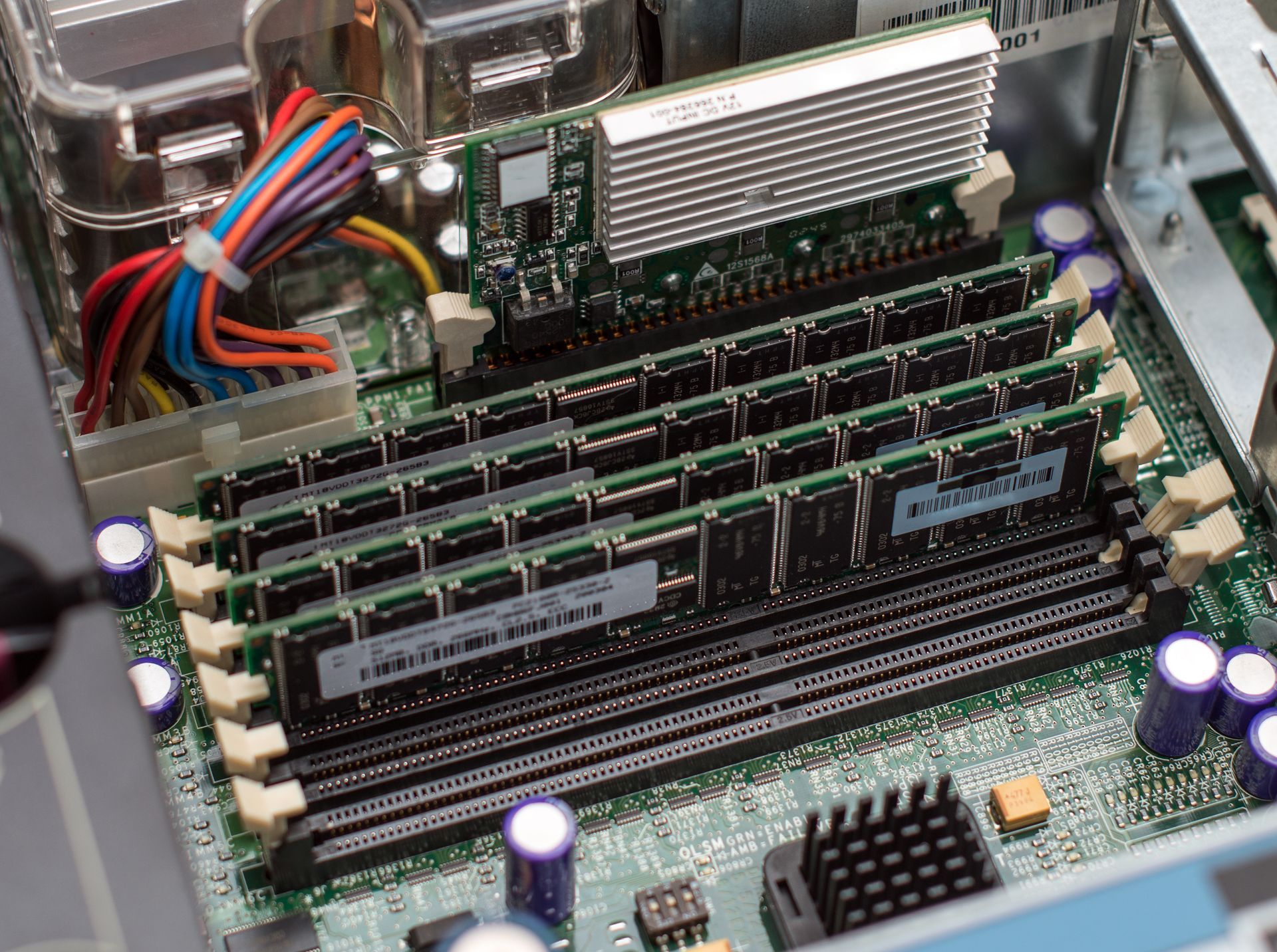 Ein Computer-Motherboard mit einer Menge RAM darauf