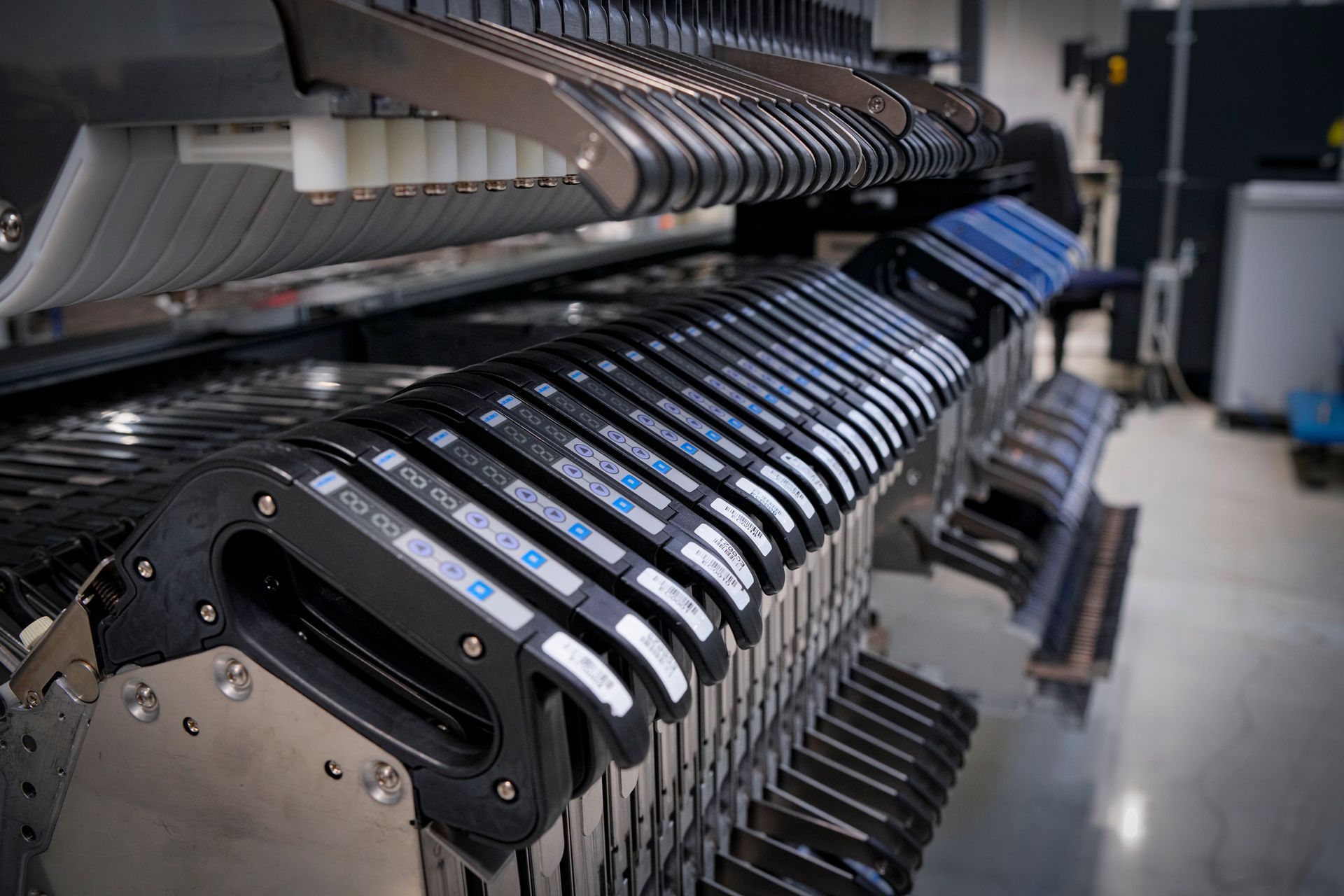 In einer Fabrik steht eine Maschine auf dem Boden.