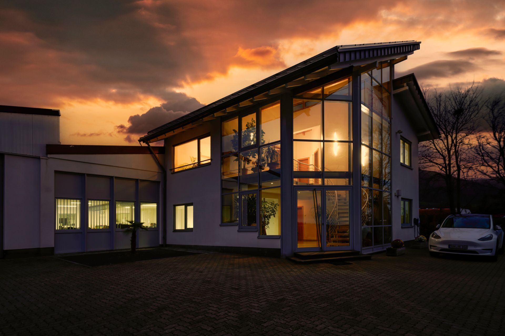 Ein Gebäude mit vielen Fenstern und einem davor geparkten Auto