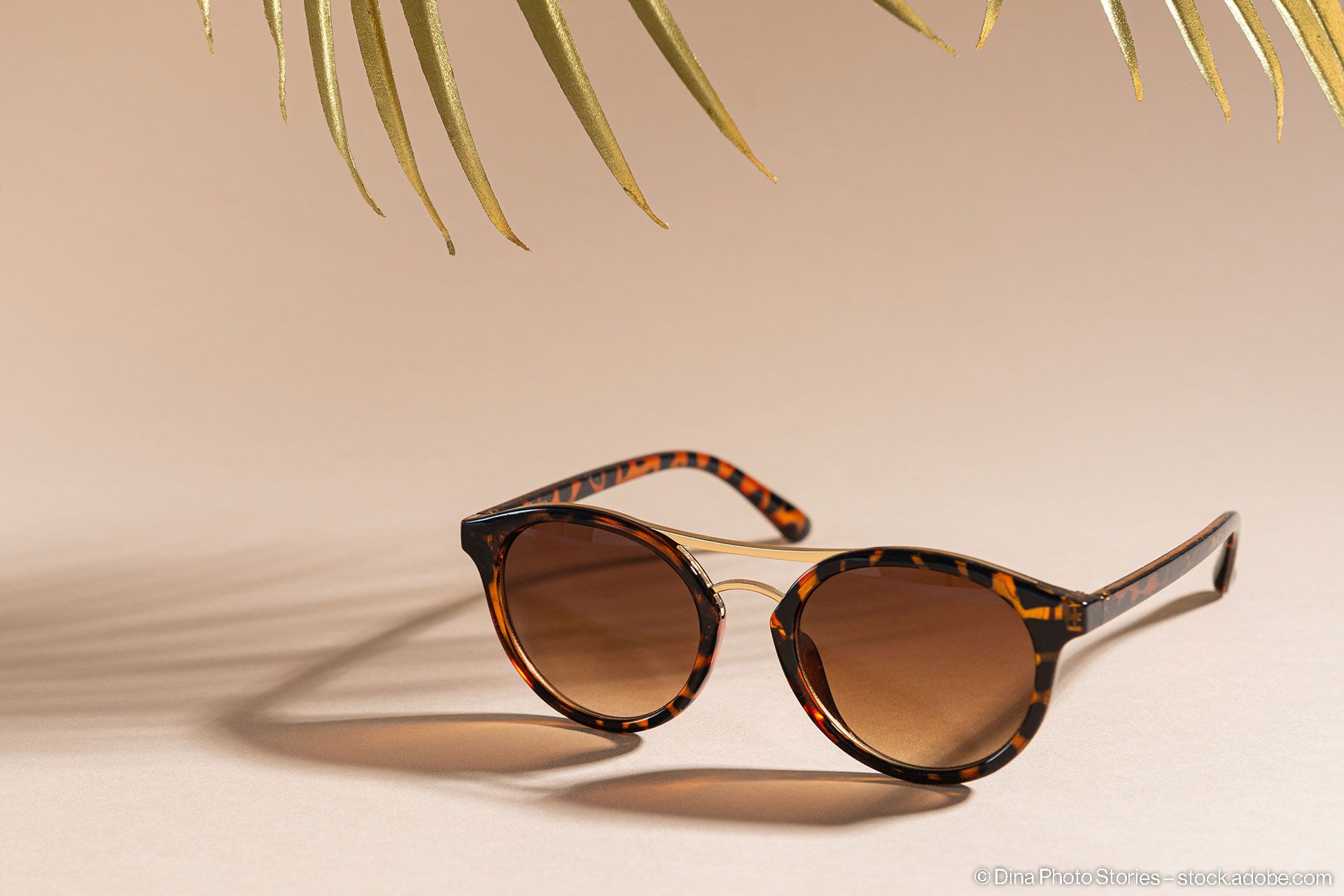 Eine Sonnenbrille steht aufm Boden.