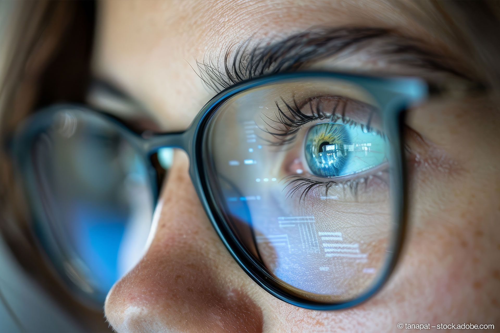 Nahaufnahme von einem Gesicht einer Frau mit einer Brille