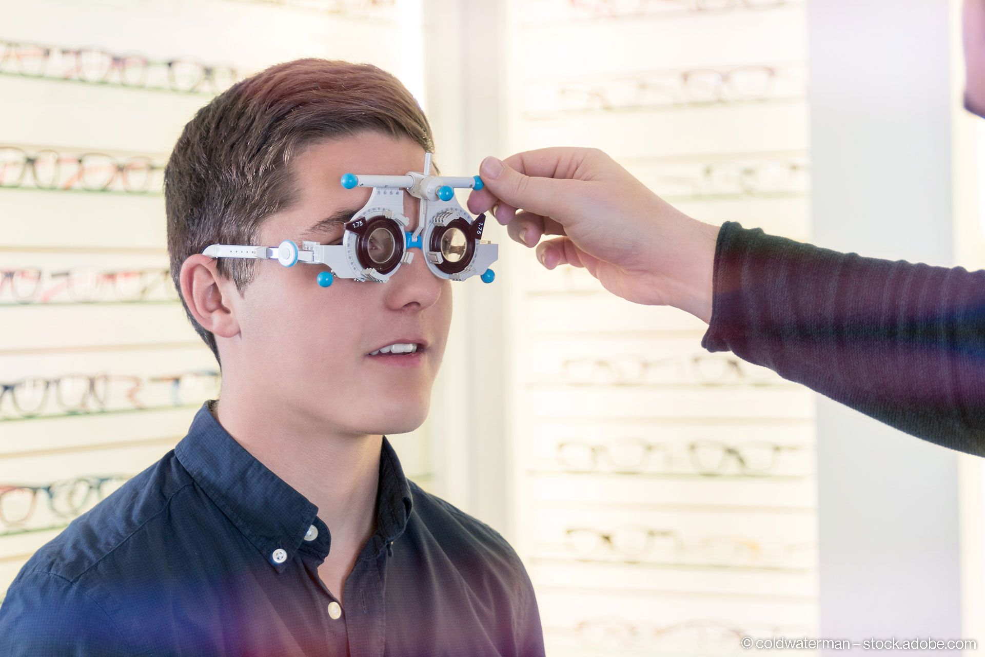 Ein Optiker führt einen Führerscheinsehtest mit einem Kunden durch.