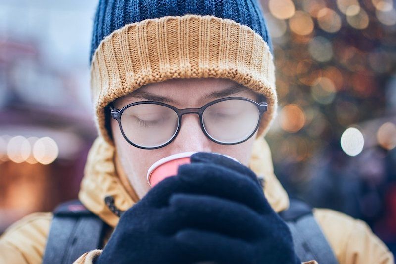 Ein Mann trägt eine Brille