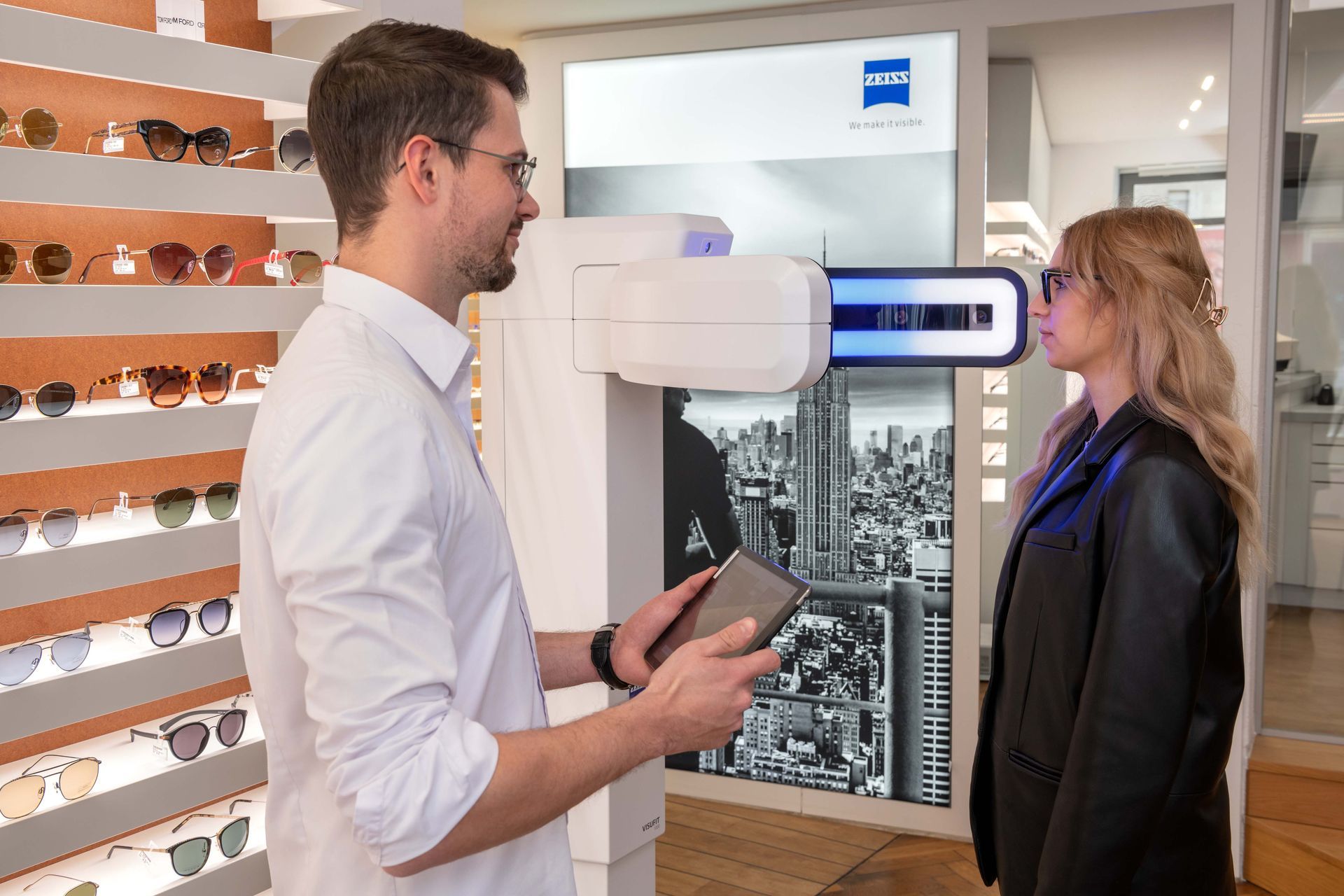 Ein Optiker führt einen Sehtest bei einem Kunden durch, der für die Führerscheinprüfung erforderlich ist