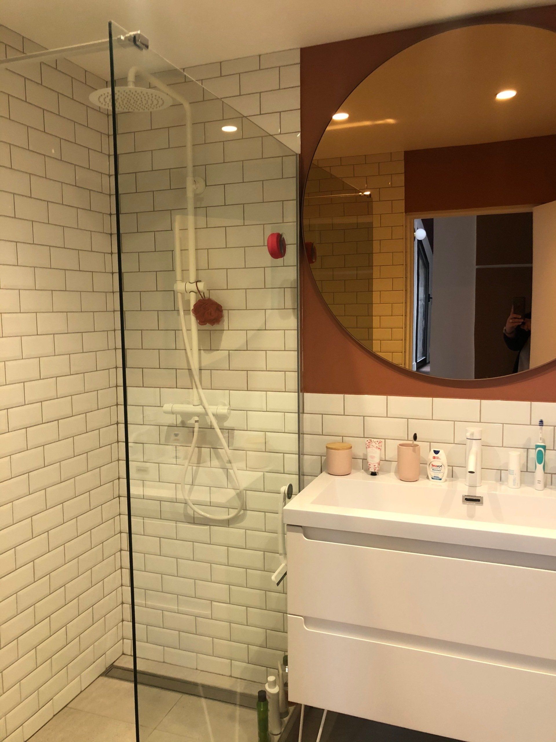 Salle de bain plus miroir circulaire