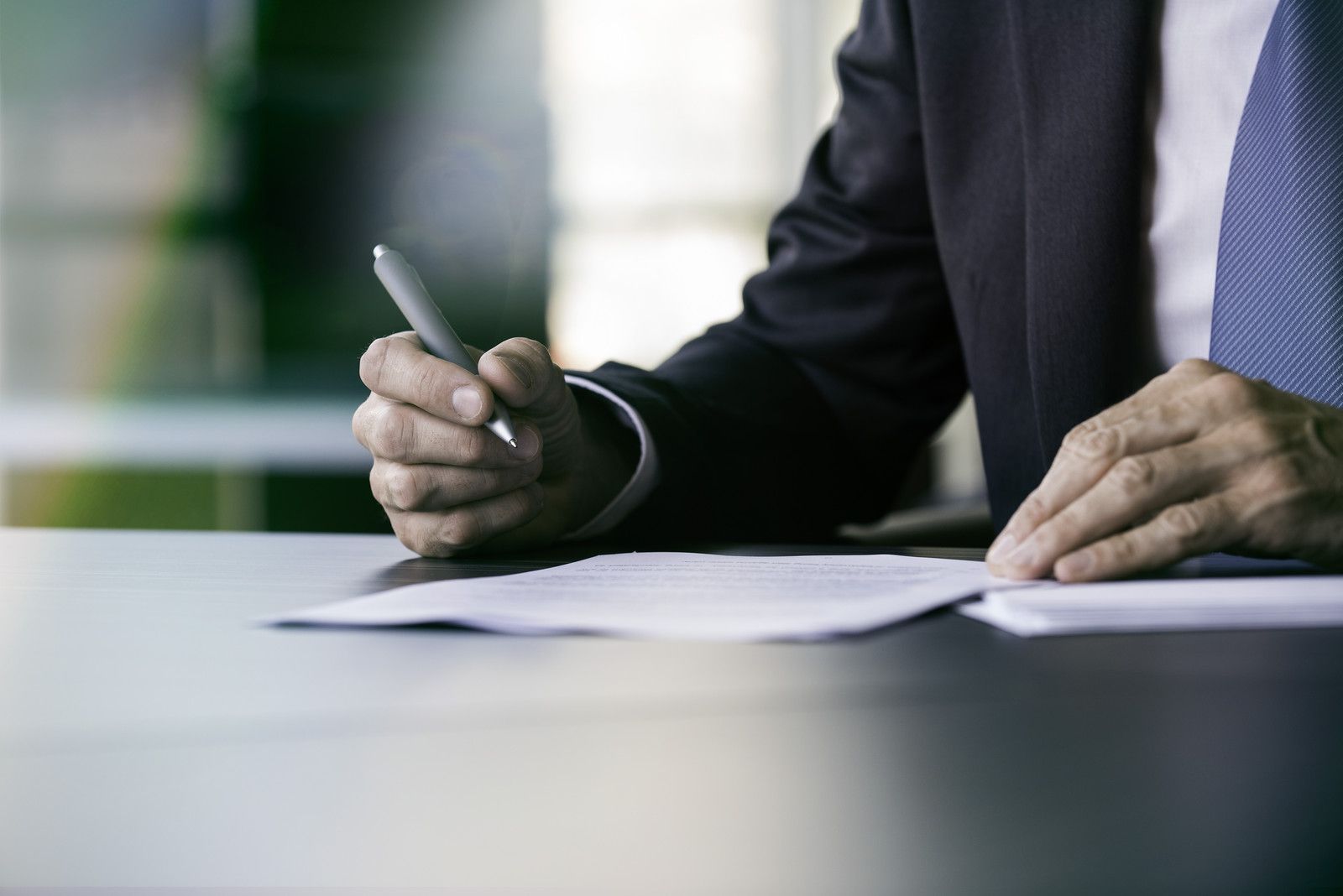 Homme remplissant un document.