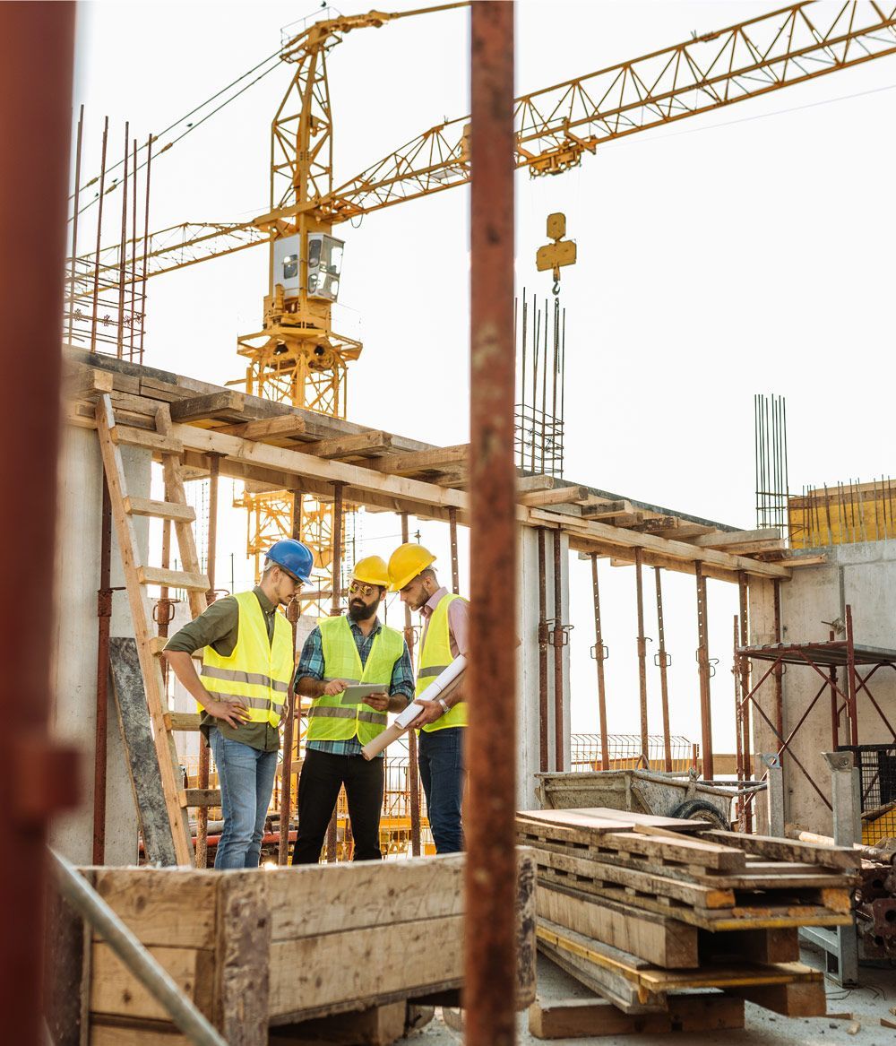 Trois professionnels du BTP en pleine discussion.