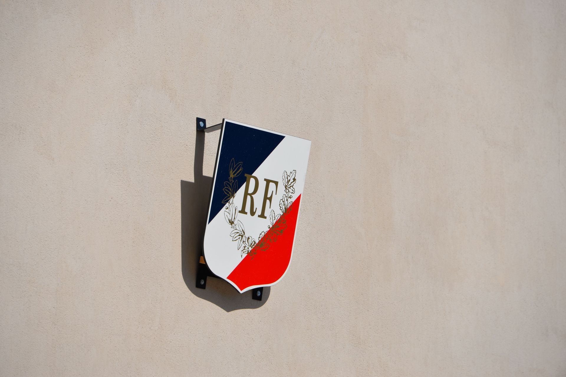 Deux personnes discutant autour d'un document.