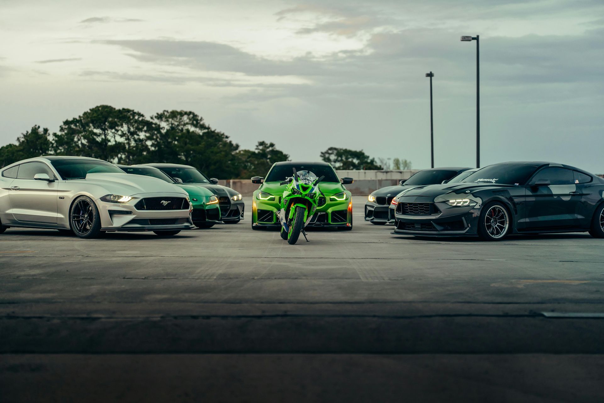 Voiture de luxe noire.