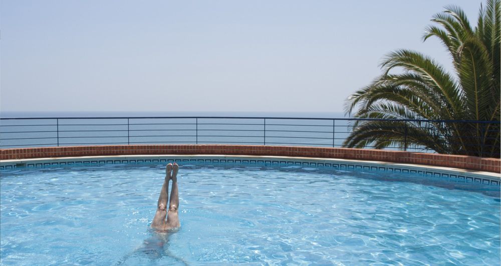 Piscine creusée et vue sur mer.