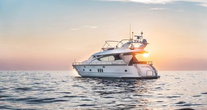 Yacht sur les eaux.