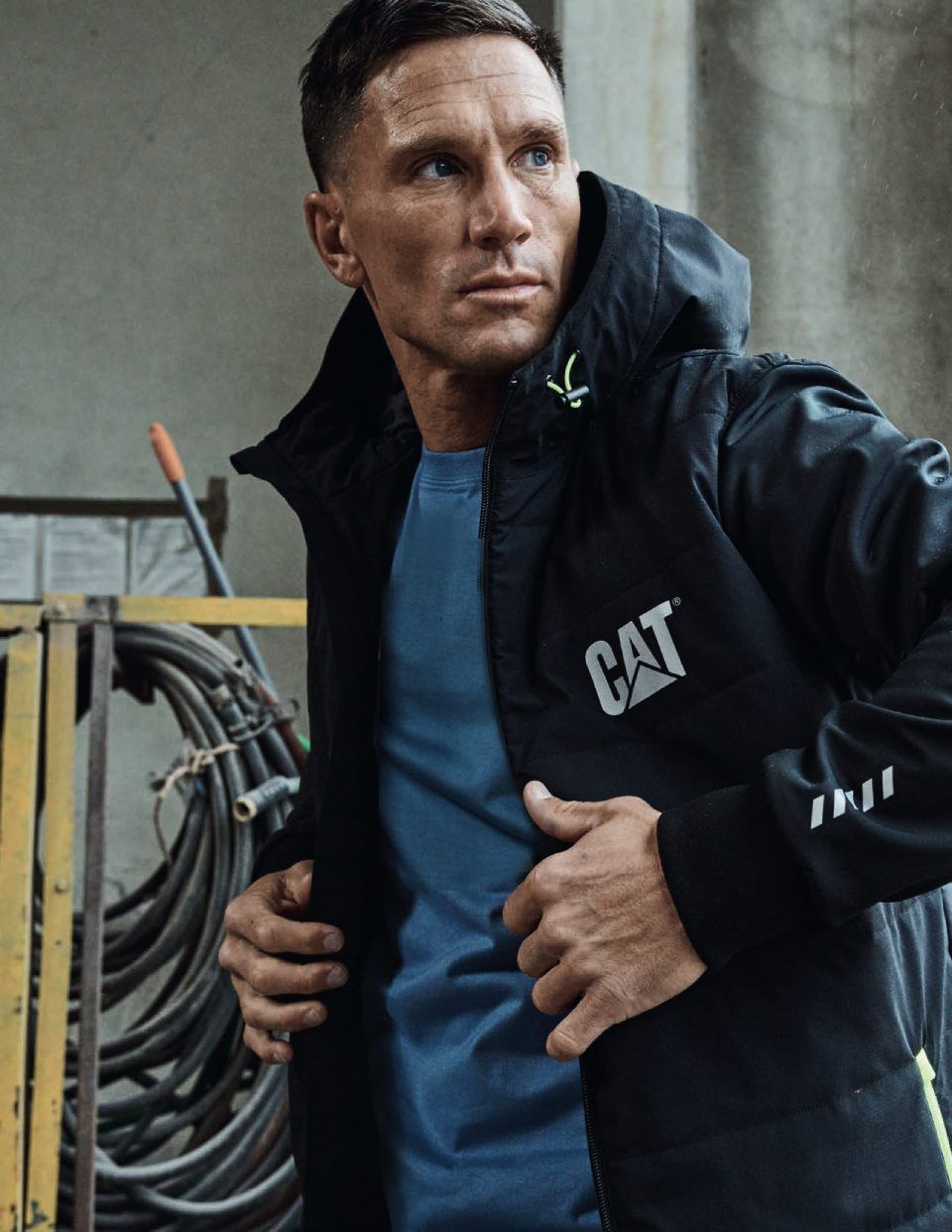 Mann in schwarzer Kapuzenjacke mit 