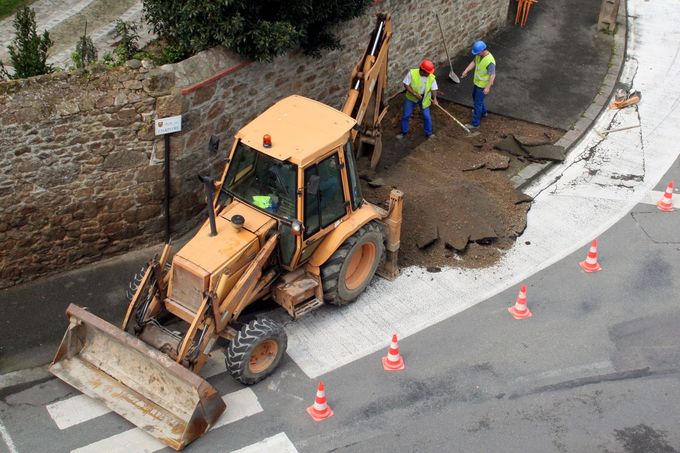 Réalisation de travaux publics sur un trottoir