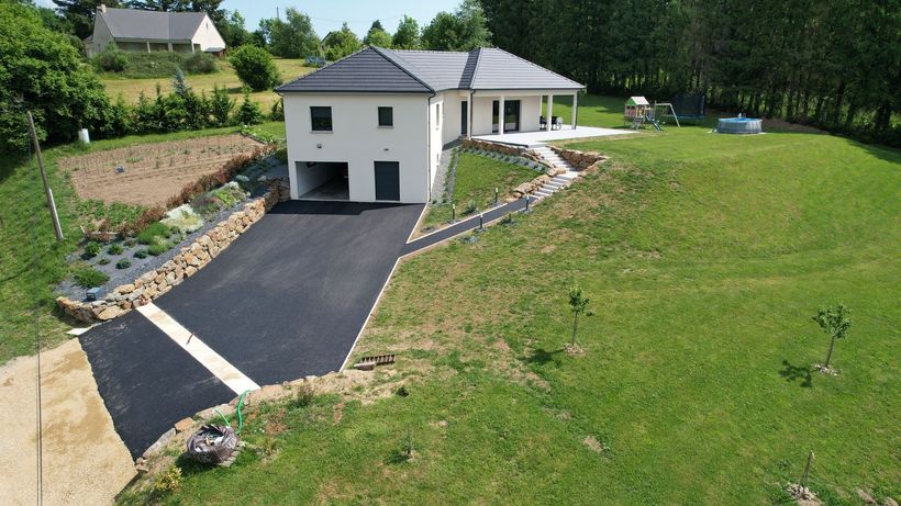 Terrain et allée d'une maison aménagés