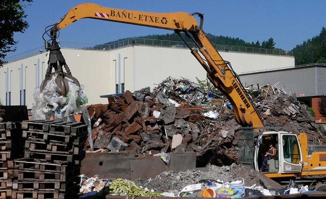 Una gran excavadora amarilla con la palabra bani-itxeg escrita en ella