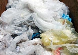 Una pila de bolsas de plástico en un contenedor de madera.